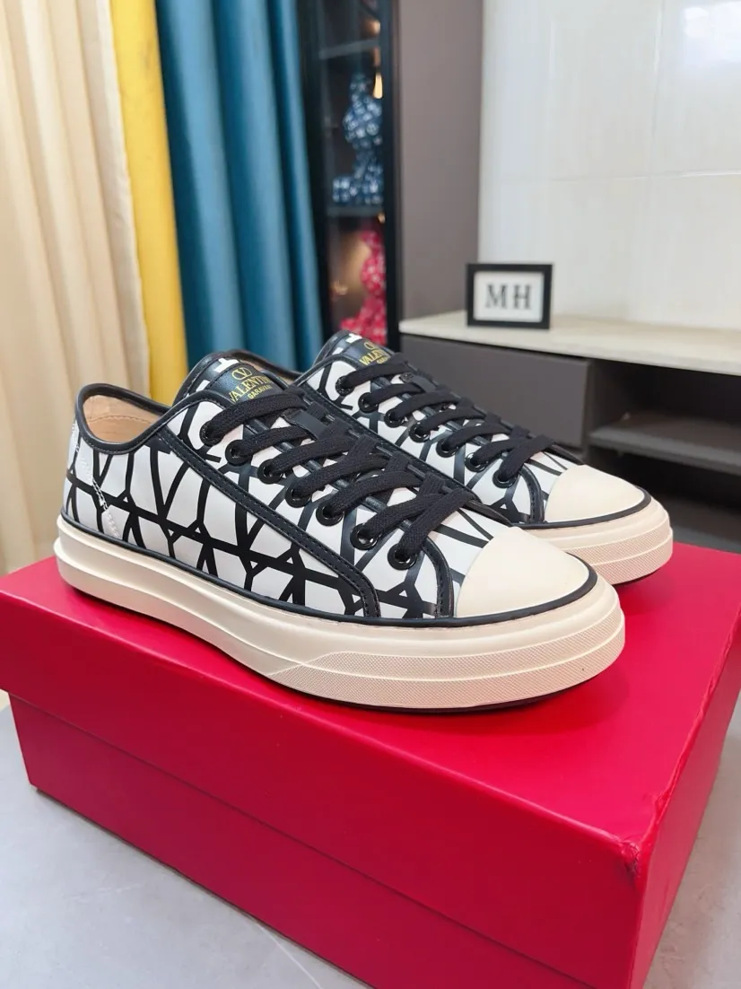 Men's shoes 💰500🌸🌸[Valentino] Couple model, official website 1:1 replica, fashionable casual men's shoes 🔜The upper is made of imported high-quality original special upper sheepskin lining, the upper foot is very stylish, personalized fashionable rubber wear-resistant outsole, size: 35-44 (45 can be customized)
